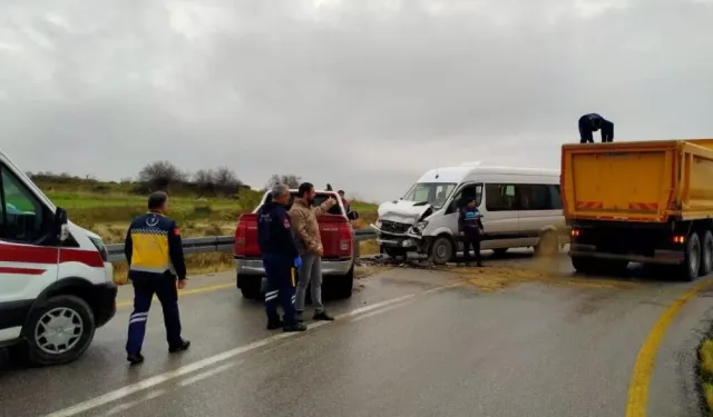 Pamukkale'de Feci Kaza: Minibüs ve Pickup Çarpıştı, 5 Kişi Yaralandı