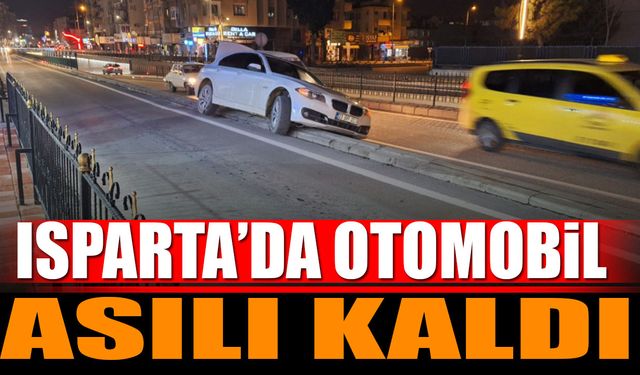 Isparta'da otomobil kaldırımda asılı kaldı