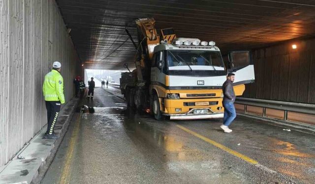 Denizli’de Vinç Alt Geçitte Sıkıştı, Trafik Aksadı