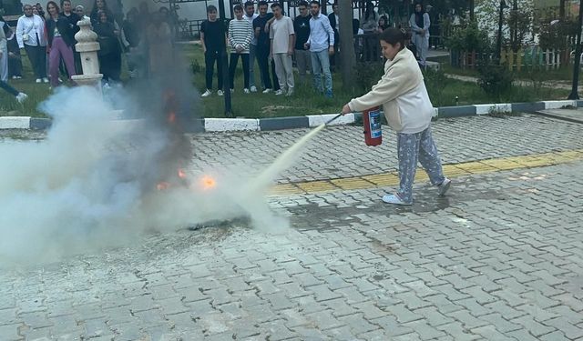 Bucak'ta AFAD’dan Öğrencilere Hayat Kurtaran Tatbikat Eğitimi