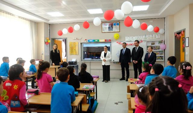 Burdur Valisi Bilgihan, Özboyacı İlkokulu Öğrencileriyle Buluştu
