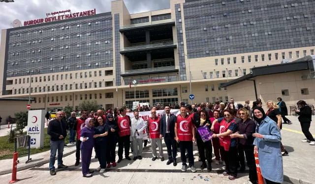 Burdur’da Sağlık Çalışanlarından Kart Kırarak Protesto