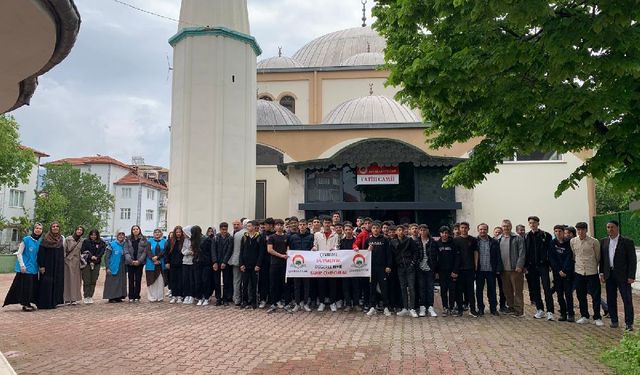Fatih Camii'nde Anlamlı Buluşma: Gençler İbadetle Tanışıyor