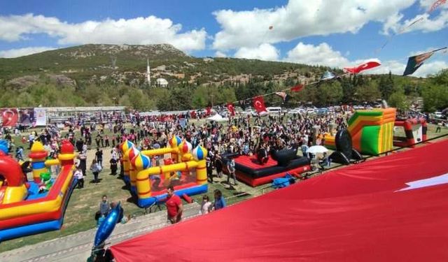 Gökyüzünde Bayram! Bucak Belediyesi’nden Çocuklara Uçurtma Şöleni