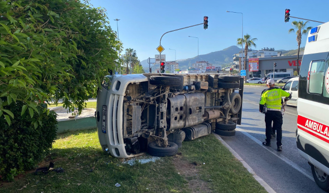 Gazipaşa’da Trafik Kazası: Kamyonet Yan Yattı