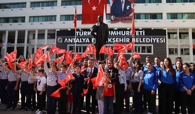 Başkan Böcek makamını çocuk başkana teslim etti