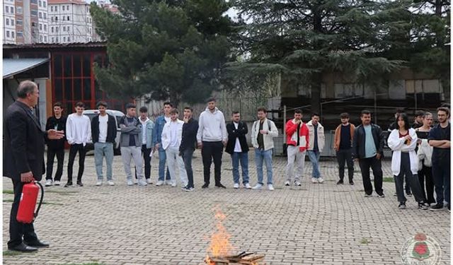 Keçiborlu’da Öğrencilere Yangın Tatbikatı Düzenlendi