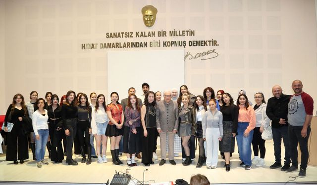 Moda Duayeni Yıldırım Mayruk'tan Genç Tasarımcılara İlham Veren Söyleşi