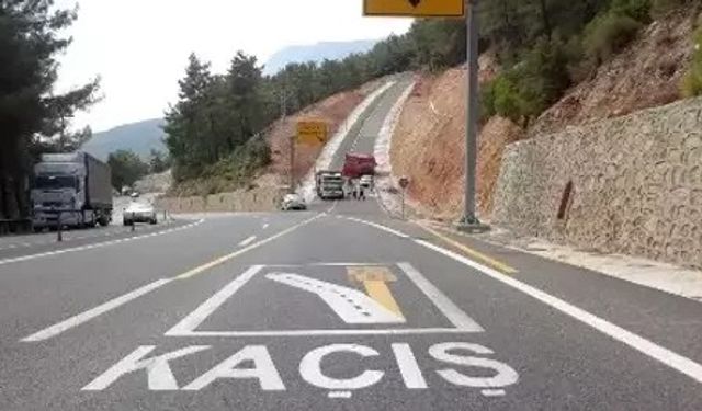Freni Patlayan Kamyon Kazaya Neden Oldu