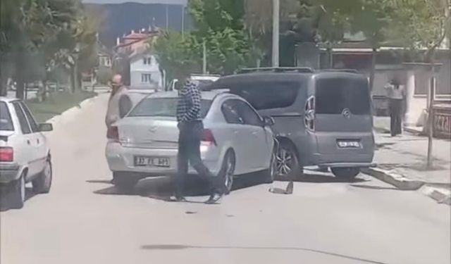 Otomobil İle Hafif Ticari Araç Çarpıştı; Şans Eseri Yaralanan Olmadı
