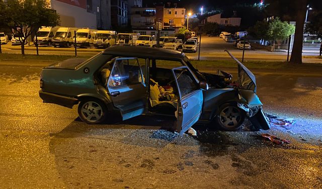 Serik’te Otomobil ile Tır Çarpıştı: 2 Kişi Yaralandı