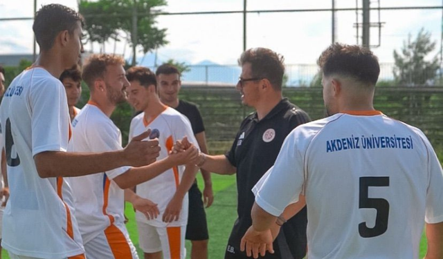 Emre Belözoğlu’ndan AÜ Öğrencilerine Sürpriz Ziyaret