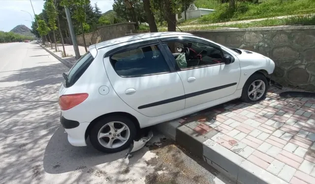 Afyonkarahisar’da Otomobil Mezarlık Duvarına Çarptı