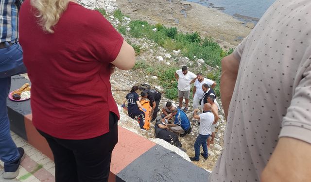 Eğirdir'de Tansiyon Krizi 3.5 Metre Yükseklikten Kayalıklara Düştü