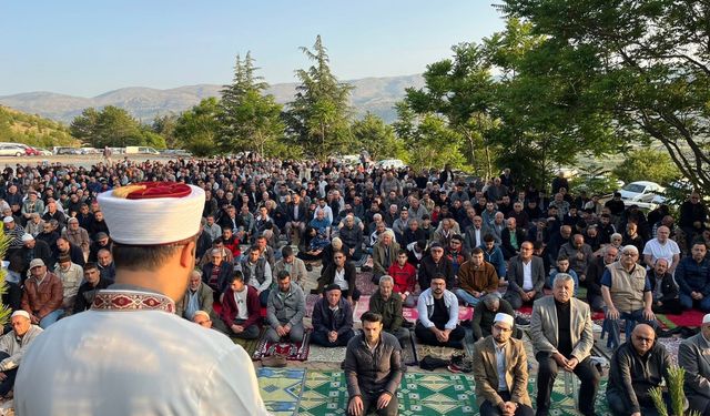 Senirkent’te Bayram Namazı Açık Havada Kılındı