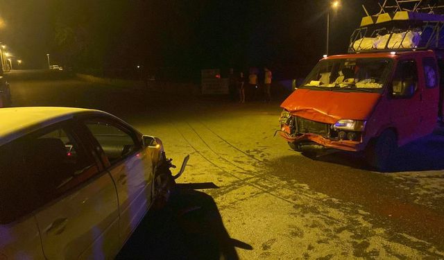 Manavgat Çeltikçi’de Kamyonet ile Otomobil Çarpıştı