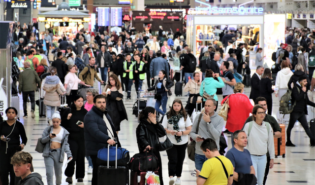 Antalya Havalimanı’nda Bayram Havası