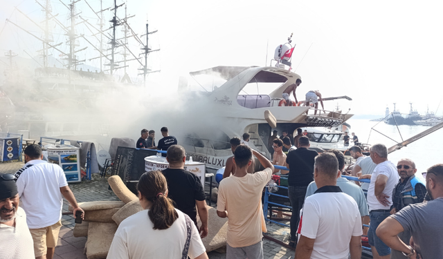 Alanya’da Gezi Teknesinde Korkutan Yangın