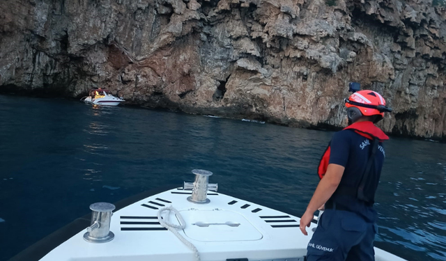 Faciadan Dönüldü! Falezlerin Eşiğindeki Tekne Son Anda Kurtarıldı