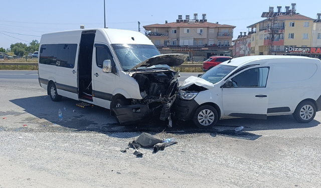 Manavgat’ta Feci Kaza: Tur Aracıyla Ticari Araç Çarpıştı