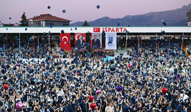 Isparta Uygulamalı Bilimler Üniversitesi’nde Mezuniyet Coşkusu