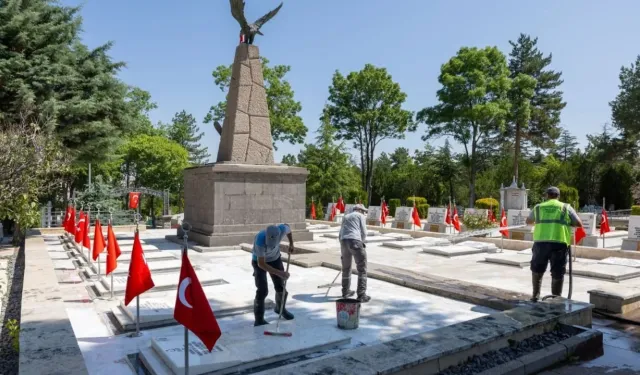 Afyonkarahisar Belediyesi’nden Mezarlıklarda Bayram Temizliği