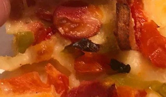 Pizzadan Çıkan Sinek Mide Bulandırdı