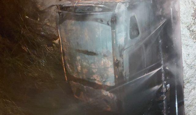 Şarampole Yuvarlanan Araç Alev Alev Yandı, Sürücü Kendi İmkanlarıyla Çıktı