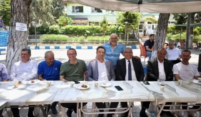 Yeşilova’da Bayram Sevinci: Belediye Başkanı Halkla Bayramlaştı