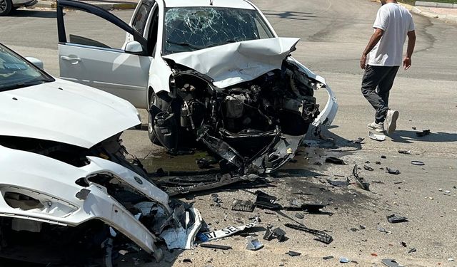 Arabalar Kafa Kaya Çarpıştı: Çok Sayıda Yaralı Var