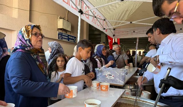 Bucak’ta Aşure Günü Coşkusu! Belediye Vatandaşa Aşure Dağıttı