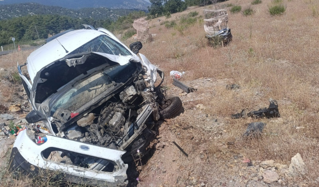 Antalya Gündoğmuş'ta Hafif Ticari Araç Şarampole Uçtu
