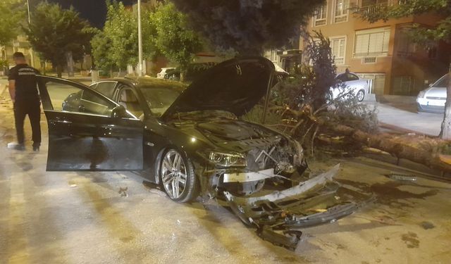 Isparta’da Kontrolden Çıkan Otomobil Ağaca Çarptı