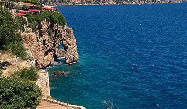Antalya’da Falezlerden Düşen Genç Hayatını Kaybetti