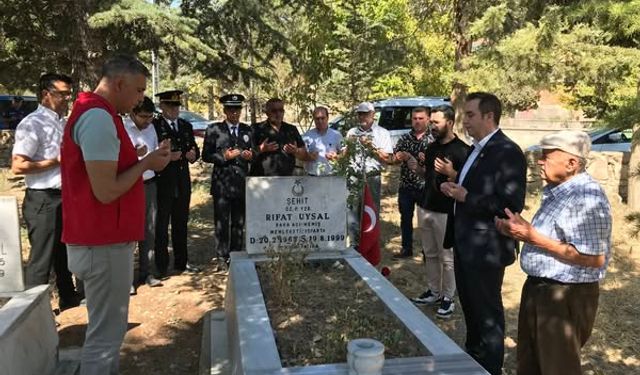 17 Ağustos Depremi Şehitlerini Mezarı Başında Andı