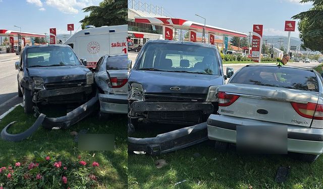 İki Araç Birbirine Girdi, Parçalar Yola Savruldu