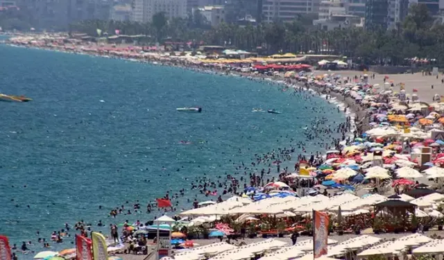 Antalya’da yaz günlerini aratmayan hava, sahilleri doldurdu