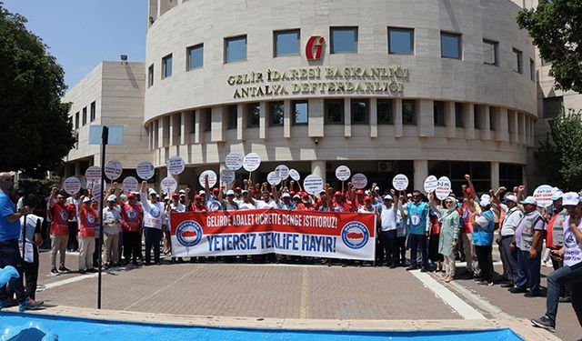 Antalya’da Memurlar Zam Teklifini Halayla Protesto Etti