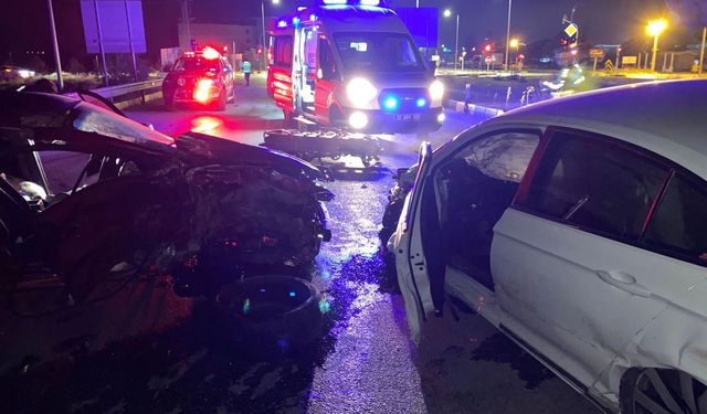 Isparta’da iki otomobil çarpıştı: 2 yaralı