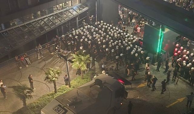 CHP İstanbul İl Başkanlığı Önünde Gerginlik: Polis Ablukası ve Eylem Yasağı