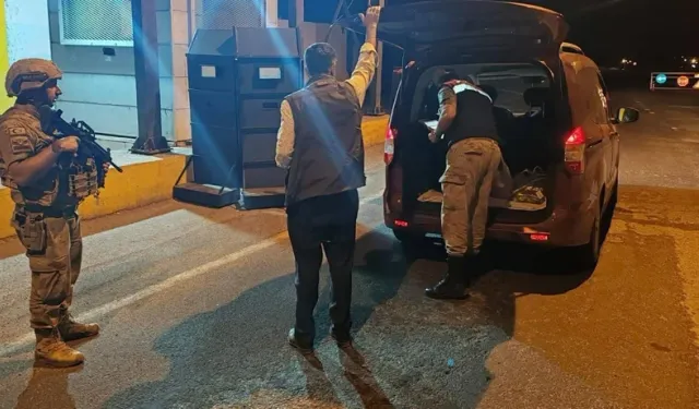 Afyonkarahisar’da Otomobil Bagajında Göçmen Yakalandı