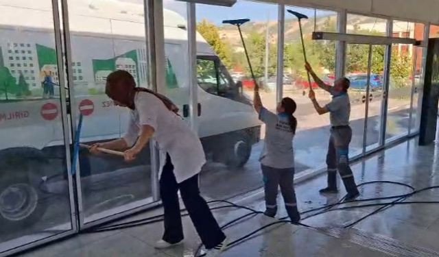 Belediye'den Otobüs Duraklarında Temizlik Çalışması