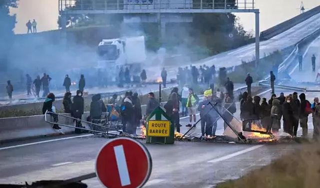 Hükümet Düştü Halk Sokaklarda: 200 Gözaltı
