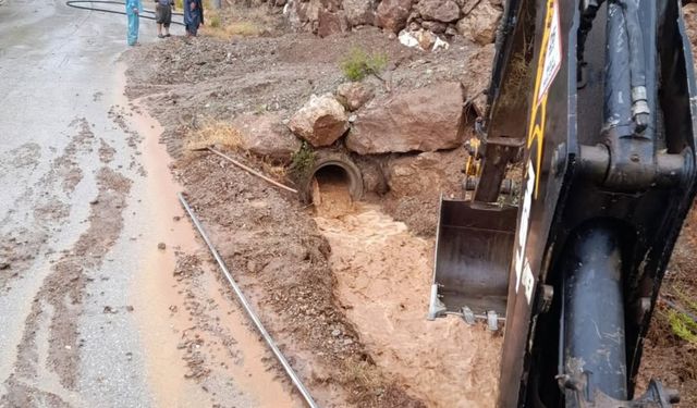 Alanya'da Yağış Sonrası Yollar Temizlendi