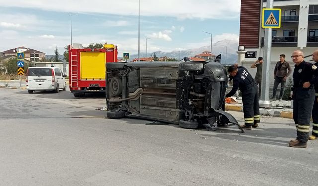Elektrik paneline çarpan araç yan yattı; 1 yaralı