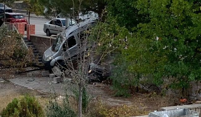 Isparta'da Kontrolden Çıkan Araç Site Bahçesine Uçtu