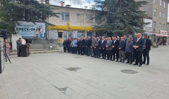 Şarkikaraağaç’ta Muhtarlar Günü Çelenk Töreniyle Kutlandı