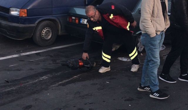 Araçlar Çarpıştı; Gıda Malzemeleri Yola Saçıldı