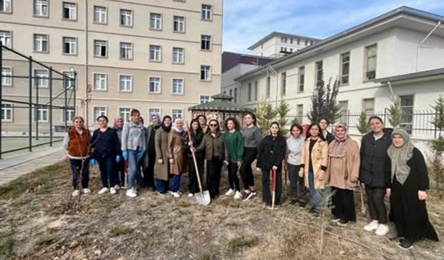 Isparta’da yurt öğrencileri doğa için fidan dikti
