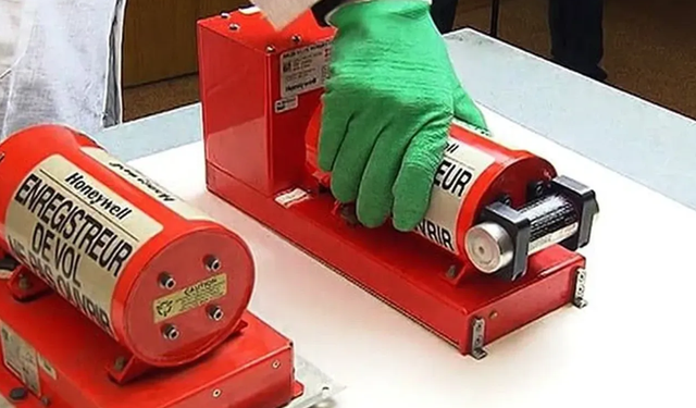 Uçakta kara kutu aslında neden turuncu? Uçak kazalarında hayati öneme sahip o gizemli cihaz!